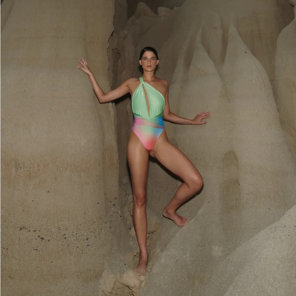 Baobab Collections Oriana One piece swimsuit NWT in Candy Swirl M